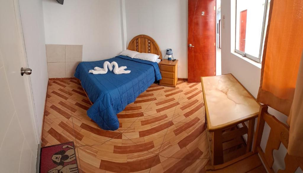 パラカスにあるStarfish of Paracasのベッドルーム1室(ベッド1台、タオル2枚付)