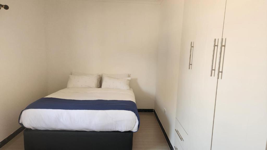 En eller flere senge i et værelse på Koluti Apartments