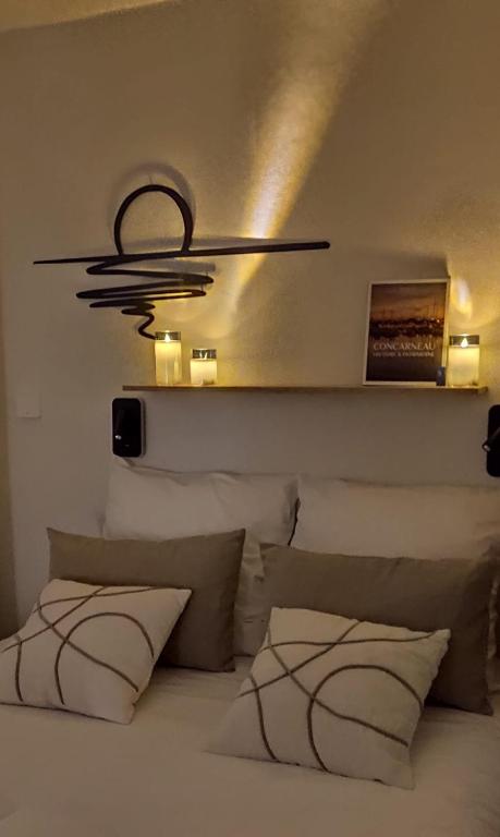 Postel nebo postele na pokoji v ubytování Le Stoubenn, raffiné et chaleureux