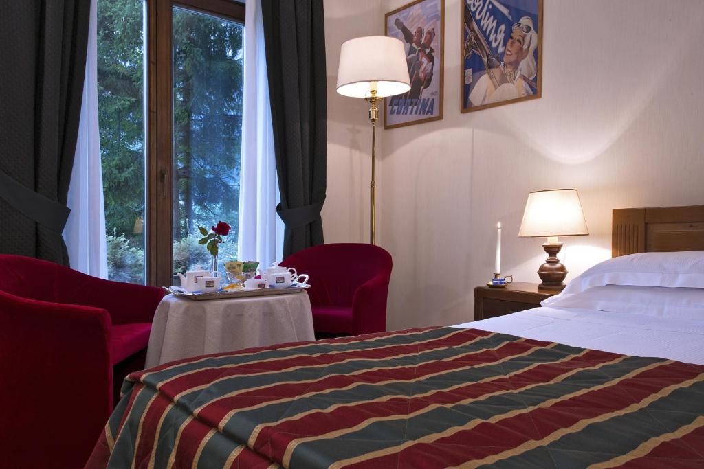 Łóżko lub łóżka w pokoju w obiekcie Boutique Hotel Villa Blu Cortina D'Ampezzo