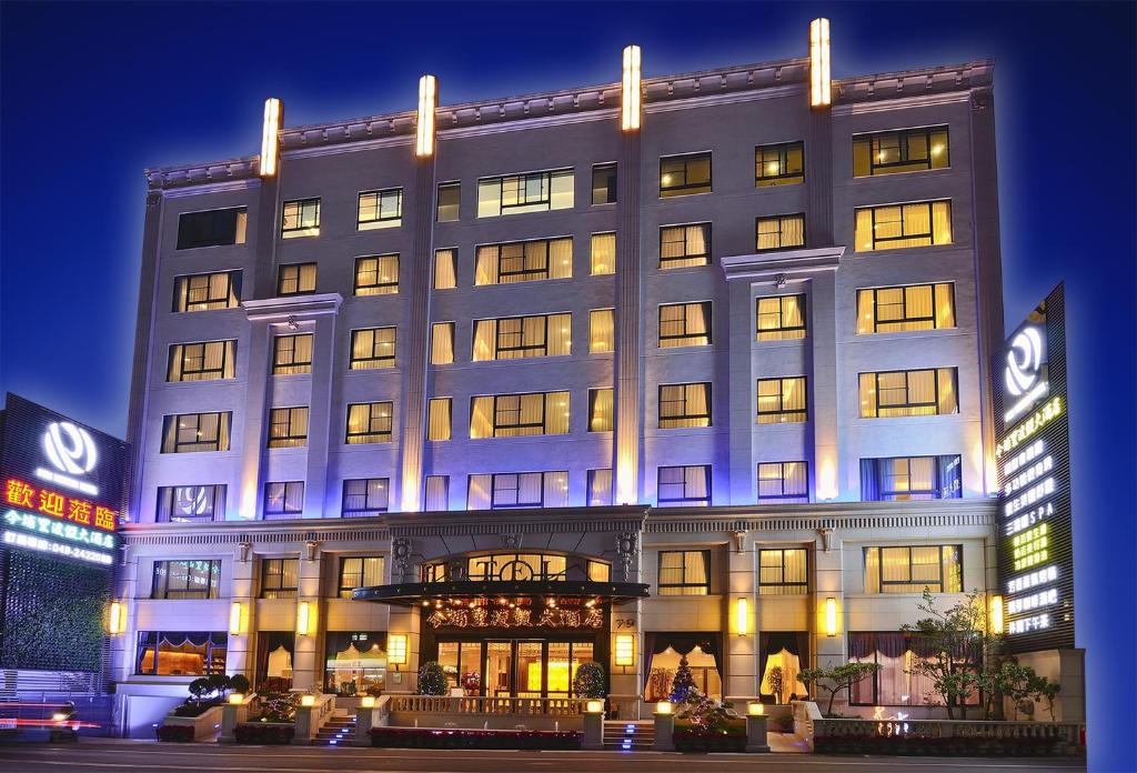 埔里鎮的住宿－今埔里渡假大酒店，一座有灯的大建筑
