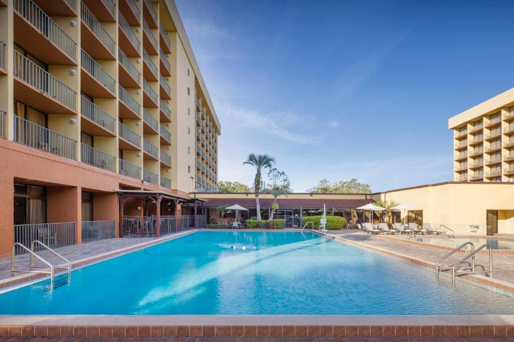 オーランドにあるHoliday Inn & Suites Orlando SW - Celebration Area, an IHG Hotelのホテル正面の大型スイミングプール