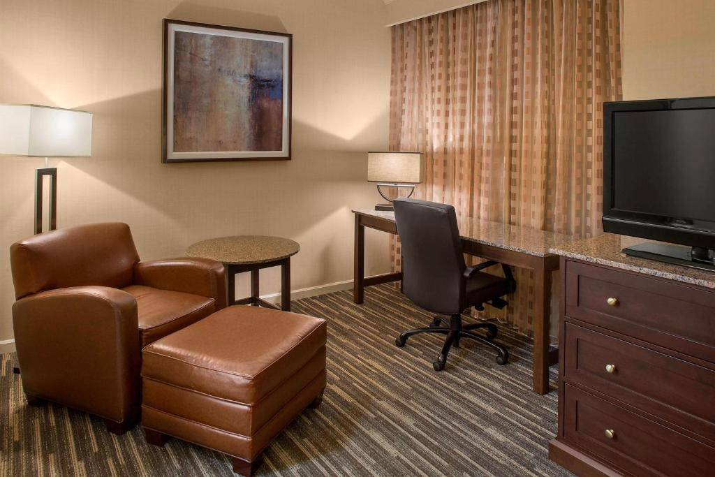 Sheraton Suites Akron Cuyahoga Falls - Suite De Biféquence De 1 Chambre, 1 Roi, Canapé-lit, Vue Sur La Rivière