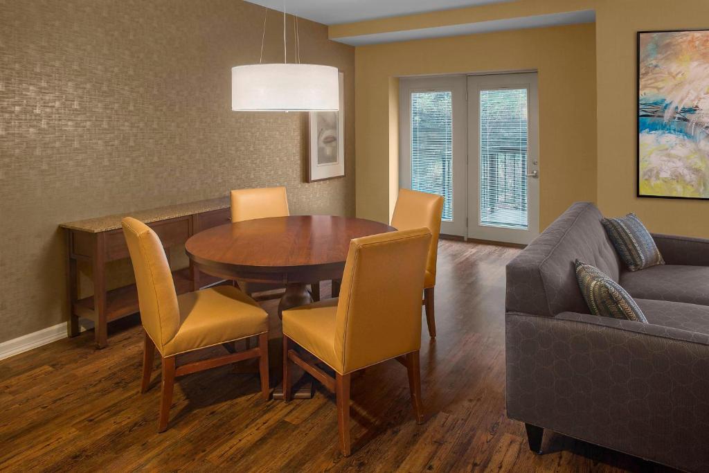 Sheraton Suites Akron Cuyahoga Falls - Suite De 2 Chambres à 2 Chambres, Vue Sur La Rivière, Balcon