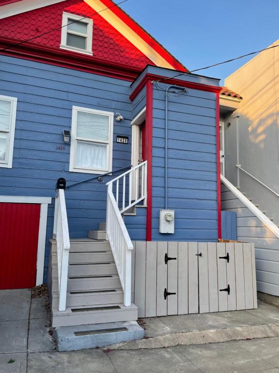 una casa azul con una escalera delante de ella en Quesada Homestay, en San Francisco