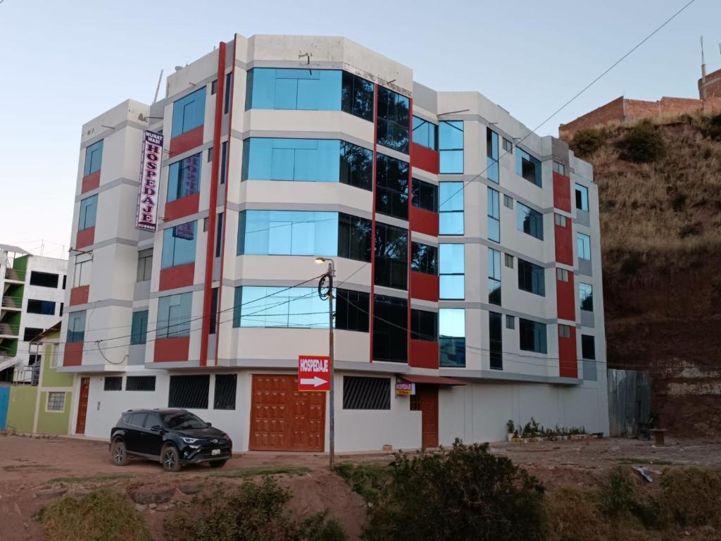 un edificio con un coche aparcado delante de él en Munay Wasi CUSCO, en Cusco