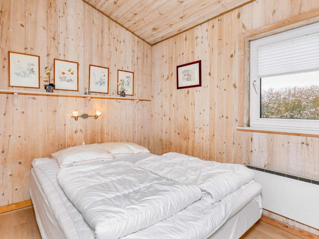 Postel nebo postele na pokoji v ubytování 6 person holiday home in Vestervig-By Traum
