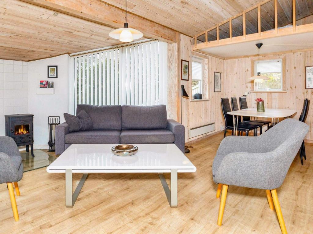 Posezení v ubytování 6 person holiday home in Vestervig-By Traum
