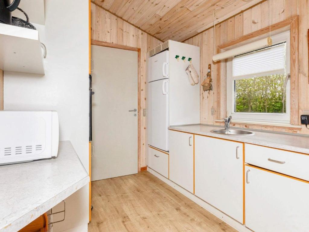 Kuchyň nebo kuchyňský kout v ubytování 6 person holiday home in Vestervig-By Traum