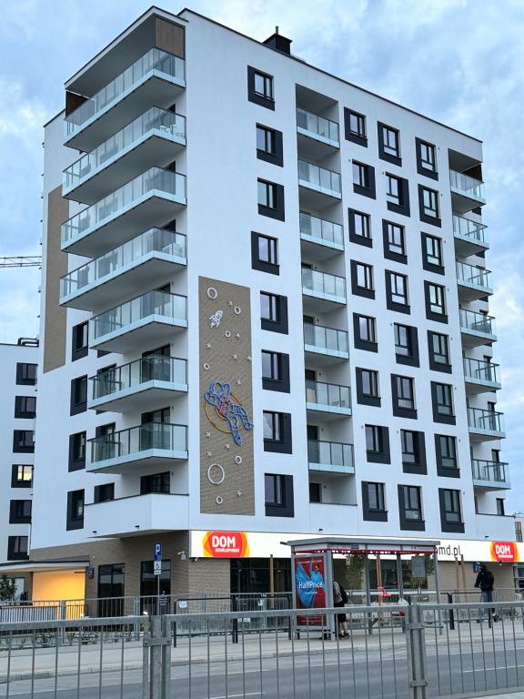 un grand bâtiment avec une horloge. dans l'établissement Apartament Lazurowa, à Varsovie