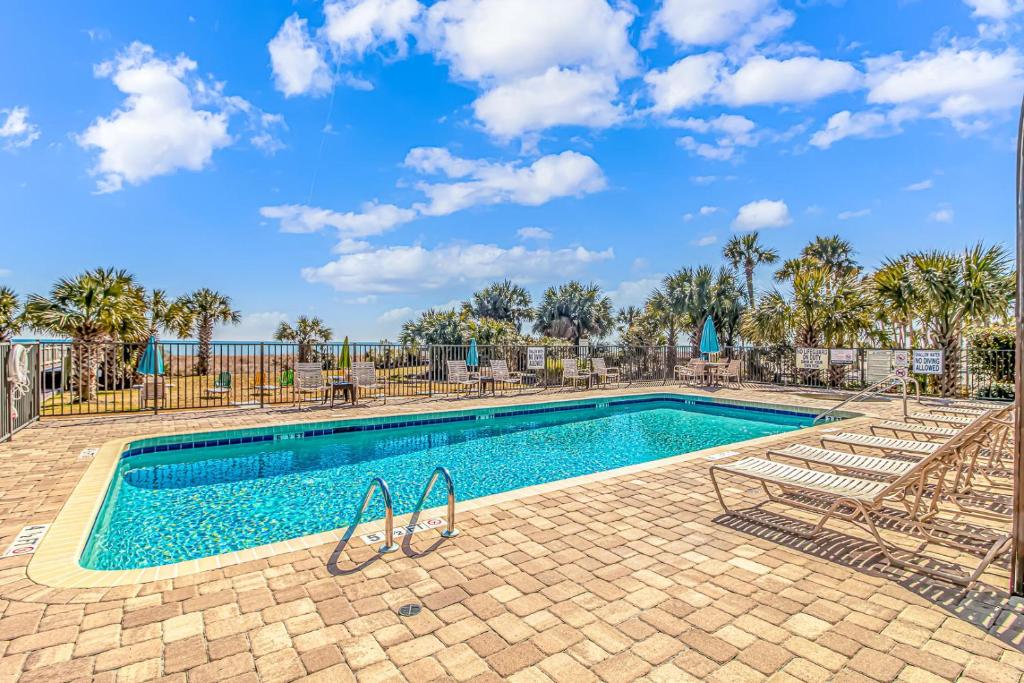 Der Swimmingpool an oder in der Nähe von Ocean View Double Suite! Sleeps 4 Meridian Plaza 705