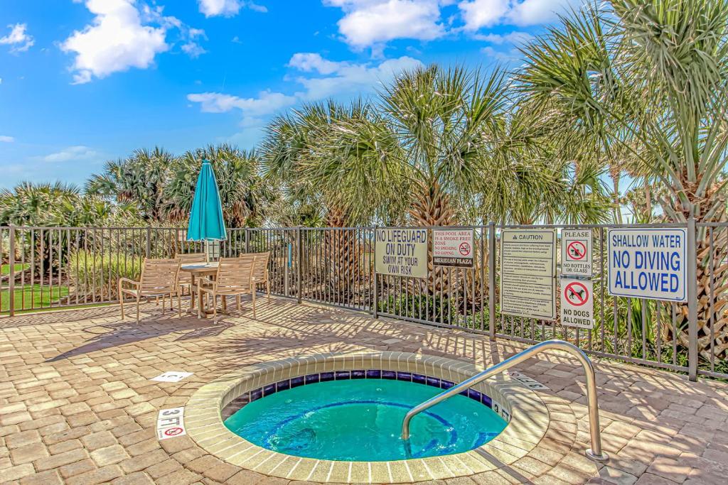 Der Swimmingpool an oder in der Nähe von Ocean View Double Suite! Sleeps 4 Meridian Plaza 705
