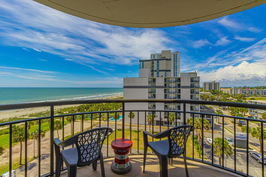 einen Balkon mit 2 Stühlen und Strandblick in der Unterkunft Ocean View Double Suite! Sleeps 4 Meridian Plaza 705 in Myrtle Beach