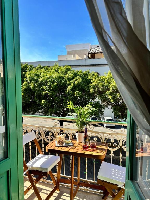 a table and chairs on a balcony with a view at La Casetta di Romeo in Trapani