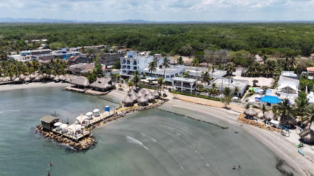 uma vista aérea de um resort numa praia em Hotel La Fragata em Coveñas