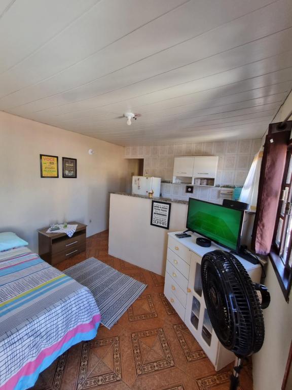 聖佩德羅－達阿爾德亞的住宿－Kitnet em ambiente familiar，小房间设有床和厨房