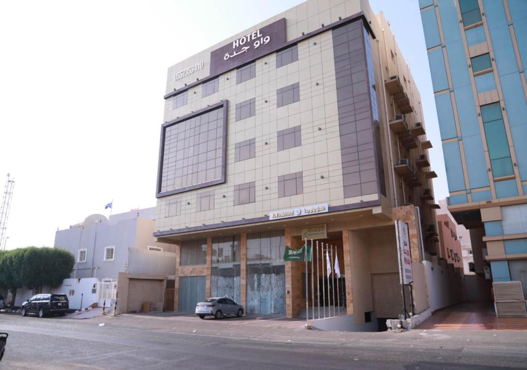 un bâtiment dans une rue avec des voitures garées devant elle dans l'établissement Wow Hotel Jeddah, à Djeddah