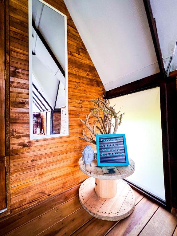 TV a/nebo společenská místnost v ubytování Glamping Chalet Deluxe cerca al centro de Villa de Leyva - By Serena Morena