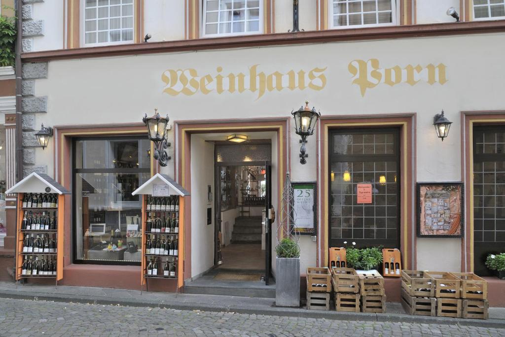 einen Laden vor einem Laden mit einem Schild drauf in der Unterkunft Rieslinghaus Bernkastel (ehm.Weinhaus Porn) in Bernkastel-Kues