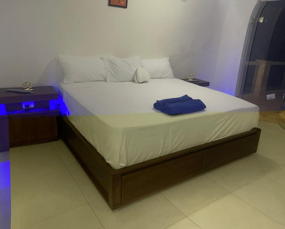 Ce lit se trouve dans un dortoir doté de lumières bleues. dans l'établissement Eco casa, à Sosúa