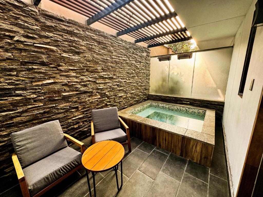 Bazén v ubytování Hotel Campo & Leña nebo v jeho okolí
