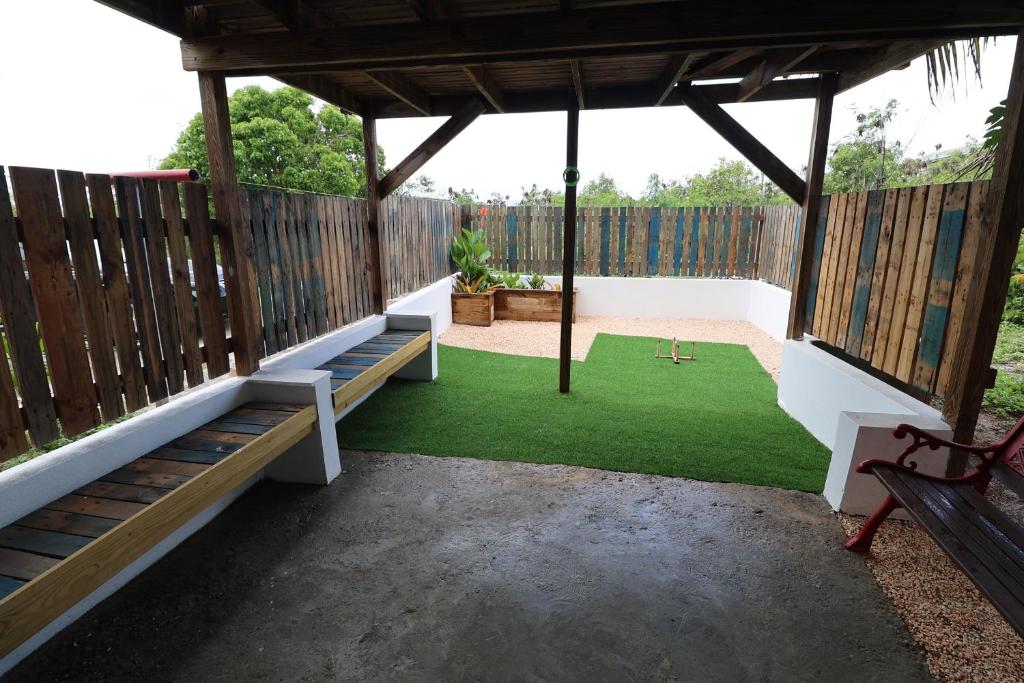patio z ławkami i zielonym trawnikiem w obiekcie Dolphin Villas AXA w mieście Crocus Hill