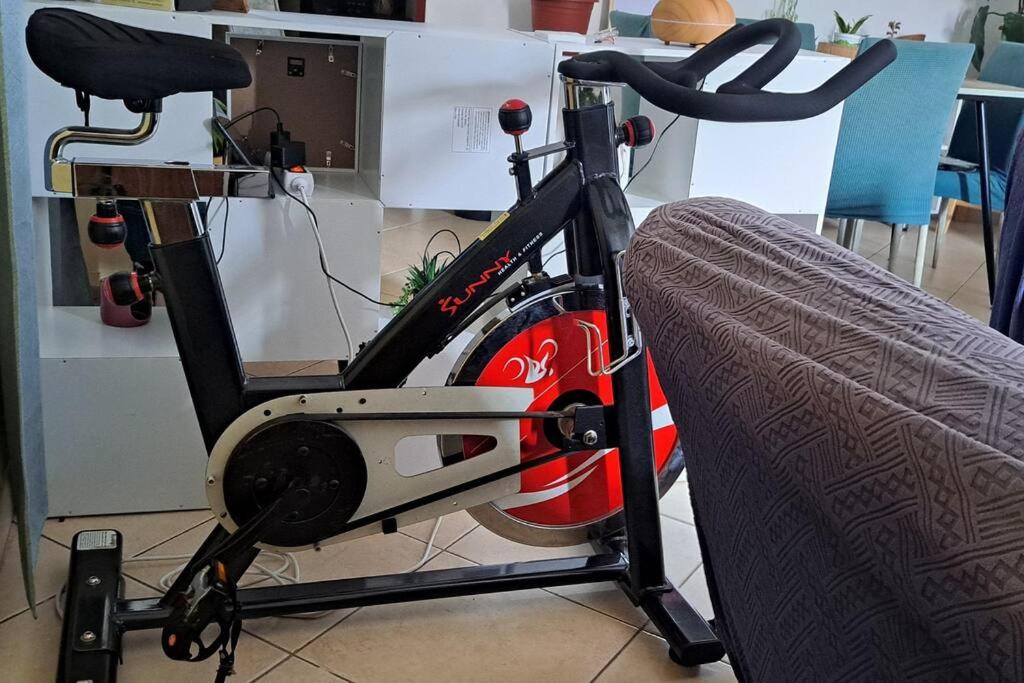 Fitness centrum a/nebo fitness zařízení v ubytování Mendes Family Homestay - B&B In The Heart Of Praia