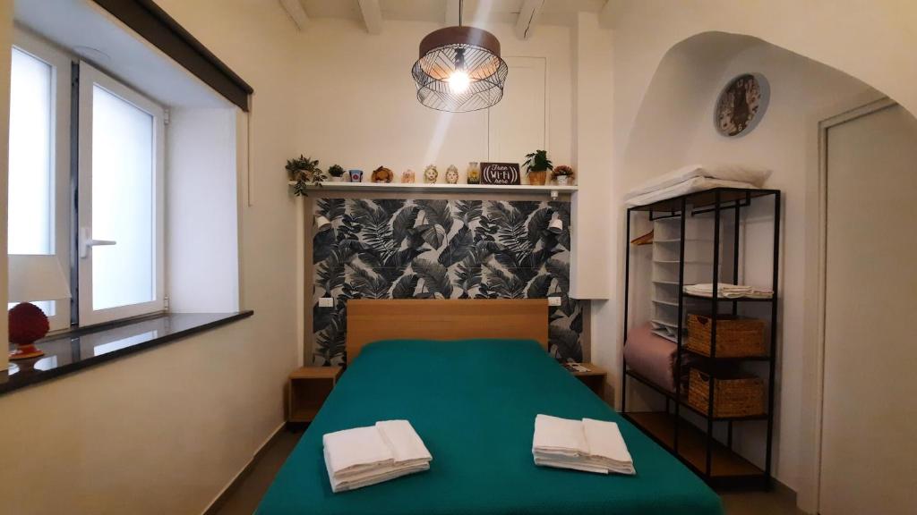 1 dormitorio con 1 cama verde en una habitación en Holiday Home Celsus 84 en Palermo