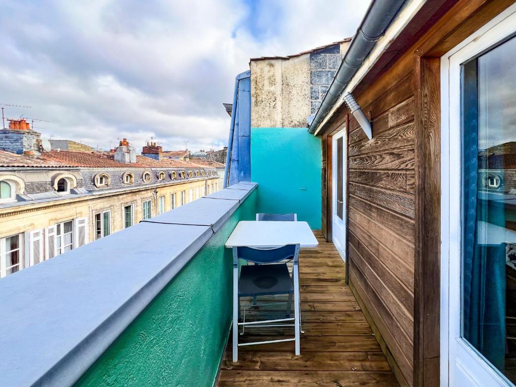 einen Tisch auf dem Balkon eines Gebäudes in der Unterkunft Superbe Studio Climatise avec Terrasse en Hyper Centre in Bordeaux