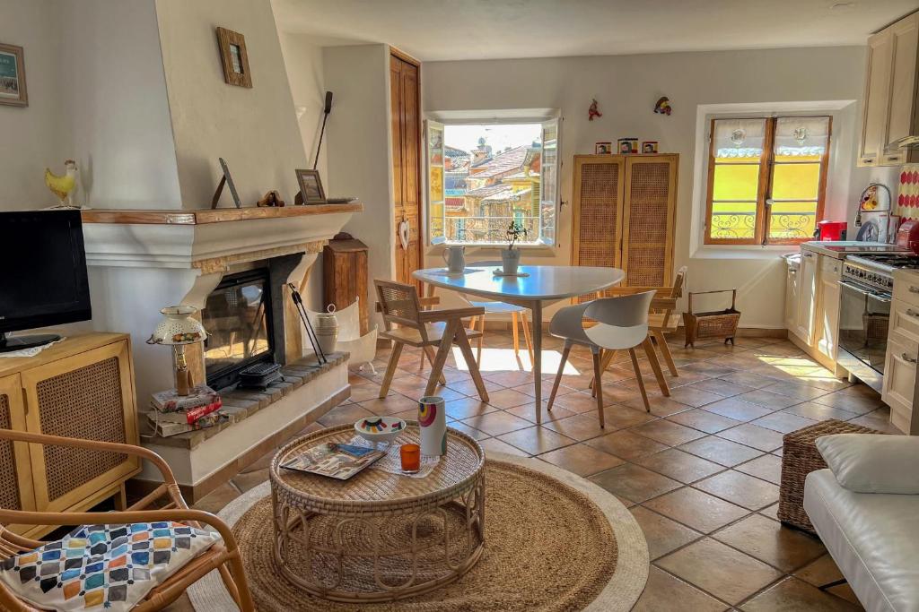 un salon avec une cheminée et une table dans l'établissement LA PLACE Apartment for 2 By Sunset, à Vence