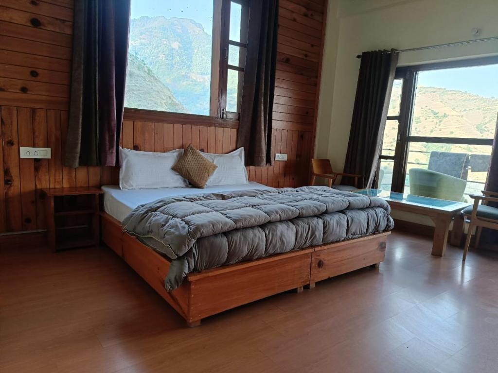 una camera da letto con un grande letto con una grande finestra di The Tranquil hotel a Chakrāta
