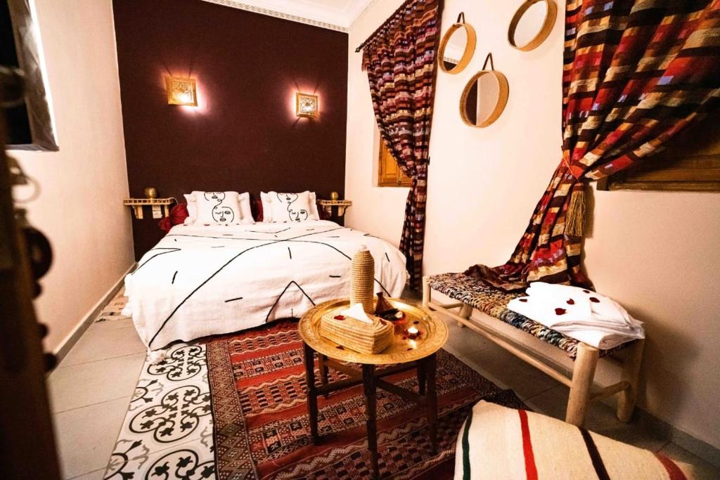 Postel nebo postele na pokoji v ubytování Riad Kiyanjana