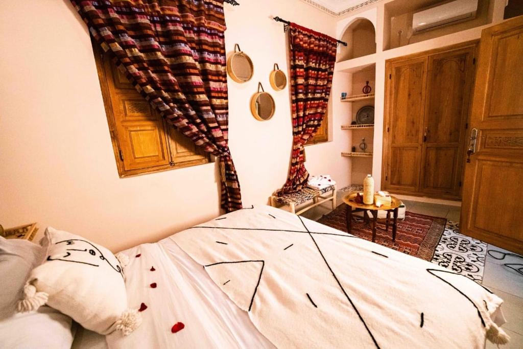 Postel nebo postele na pokoji v ubytování Riad Kiyanjana