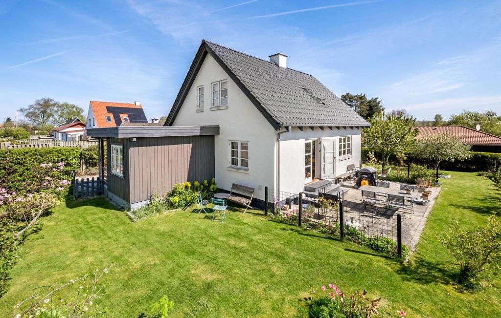 eine Luftansicht eines weißen Hauses mit einem Hof in der Unterkunft 2 Bedroom Pet Friendly Home In Hornbk in Hornbæk