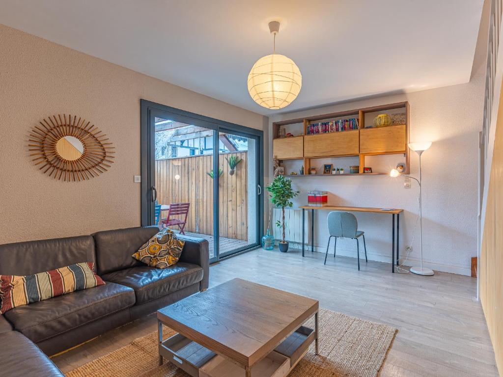 un salon avec un canapé et une table dans l'établissement Maison au Centre - 8 Pers - WIFI, Terrasses, Proche Commerces - FR-1-521-232, à Biscarrosse