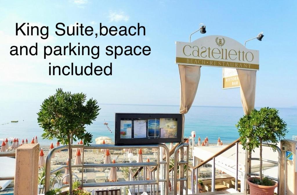 um sinal para uma praia e espaço de estacionamento incluído em B&B Piccolo Paradiso em Finale Ligure