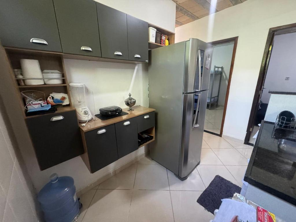 Η κουζίνα ή μικρή κουζίνα στο hospedagemsaopedro apartamento com garagem a 13 km de Cabo frio 22 km de arraial do cabo