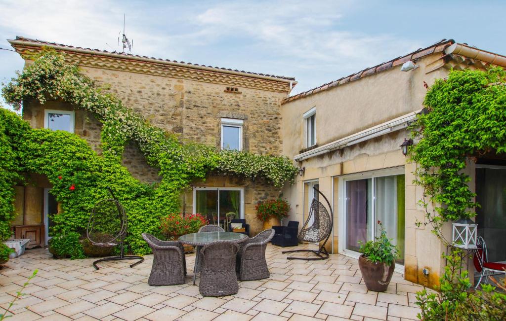 een patio met een tafel en stoelen bij Nice Home In Chabrillan With House A Panoramic View in Chabrillan