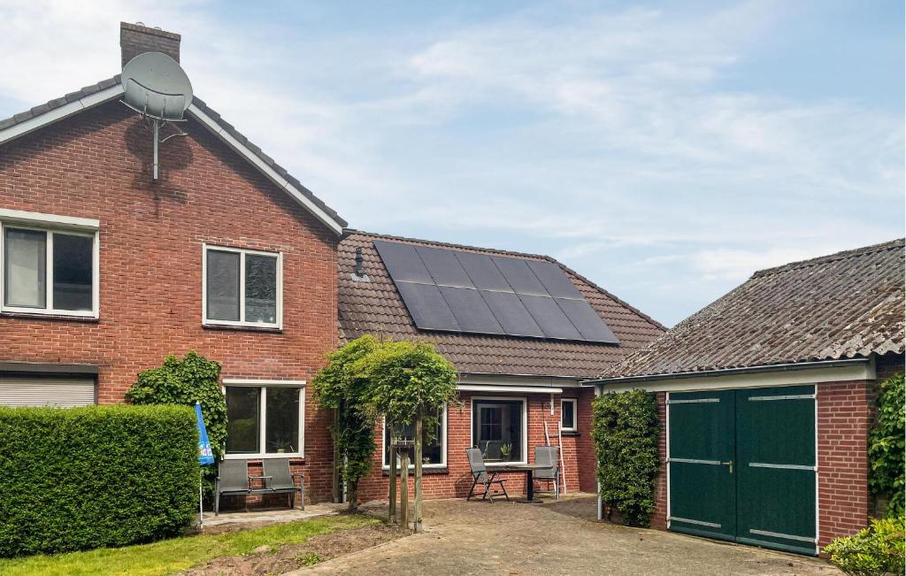 una casa con paneles solares en el techo en Nice Home In Kilder With Kitchen, en Kilder