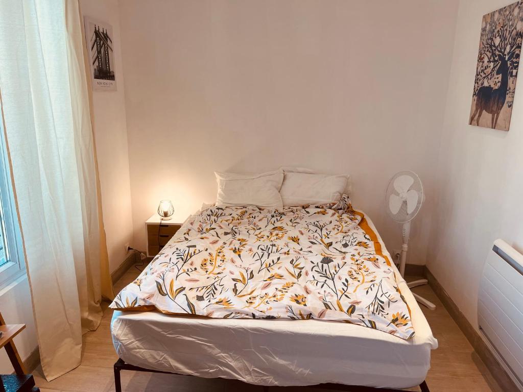 um quarto com uma cama grande e uma colcha branca em Logement complet à proximité de Paris em Le Blanc-Mesnil