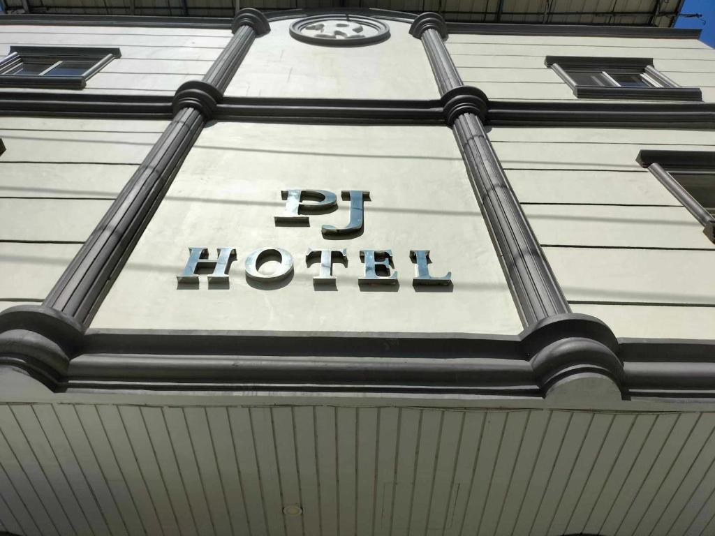 una señal de hotel en el lateral de un edificio en PJ INN HOTEL en Ángeles