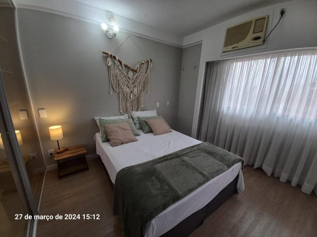 een slaapkamer met een bed en een raam bij Flat Novo Lindo Borges Lagoa com garagem 1109 in Sao Paulo