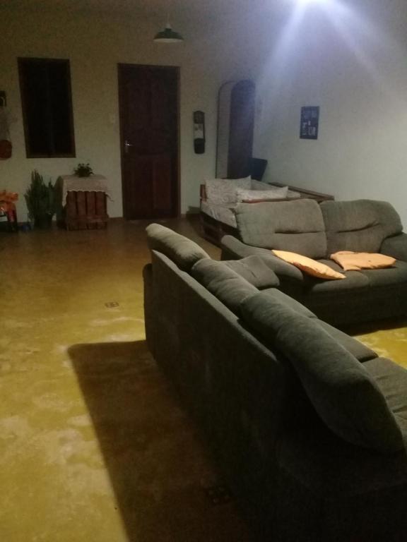 Sala de estar con 2 sofás y mesa en Casa Ampla en Passa Quatro