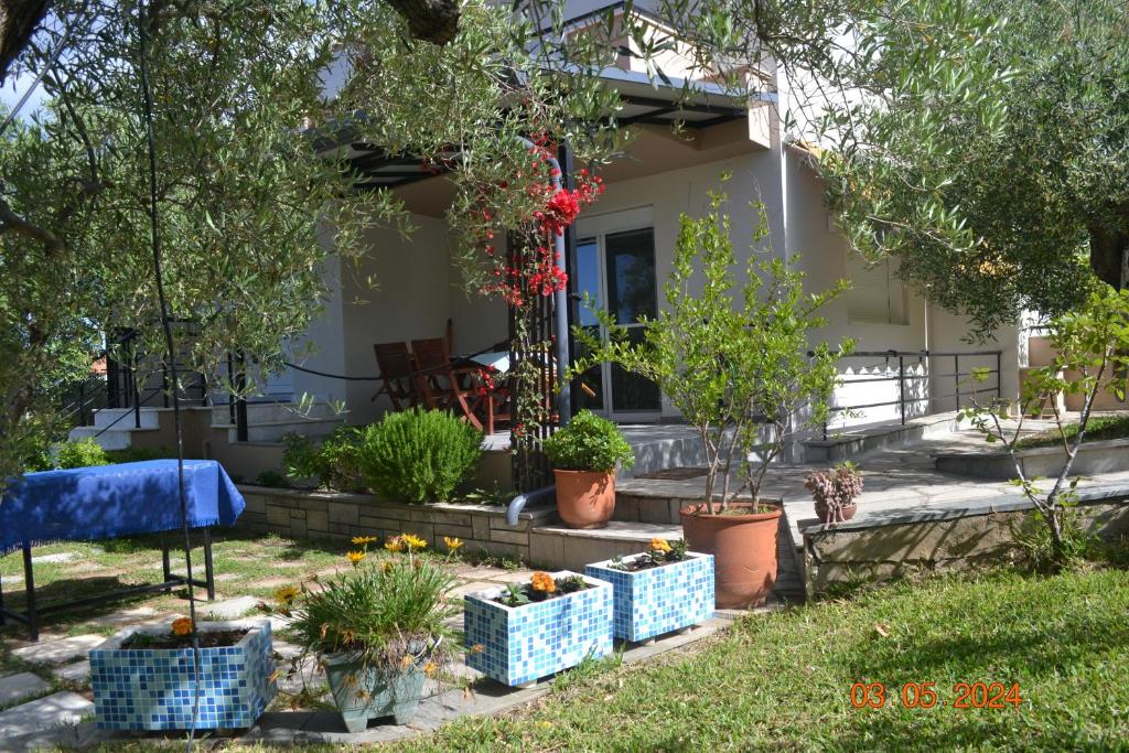 Vonkajšia záhrada v ubytovaní Beautiful maisonette (Όμορφη μεζονέτα)