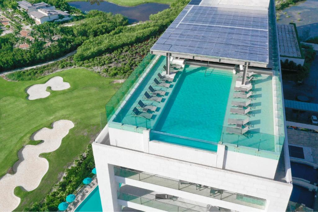 Bazén v ubytování Dreams Vista Cancun Golf & Spa Resort nebo v jeho okolí