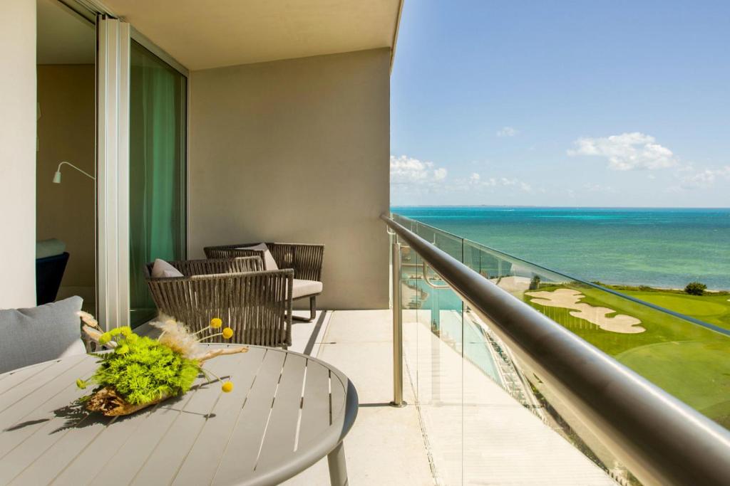 Dreams Vista Cancun Golf & Spa Resort - Preferida Club Corner Suite Ocean View King