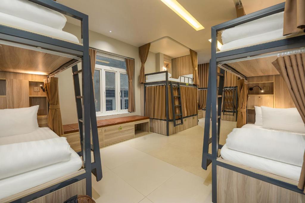 Postel nebo postele na pokoji v ubytování The Oversleep Catba Hostel