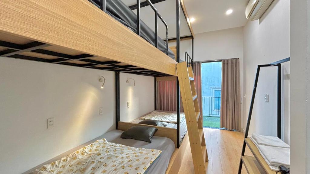 1 dormitorio con 2 literas en una habitación en Our Homestay in Hue - SELF CHECKIN en Hue