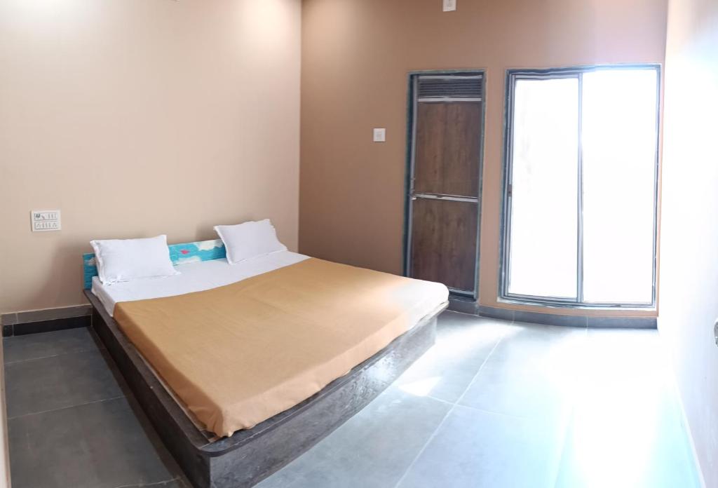 Un ou plusieurs lits dans un hébergement de l'établissement krushna shakti holiday homes
