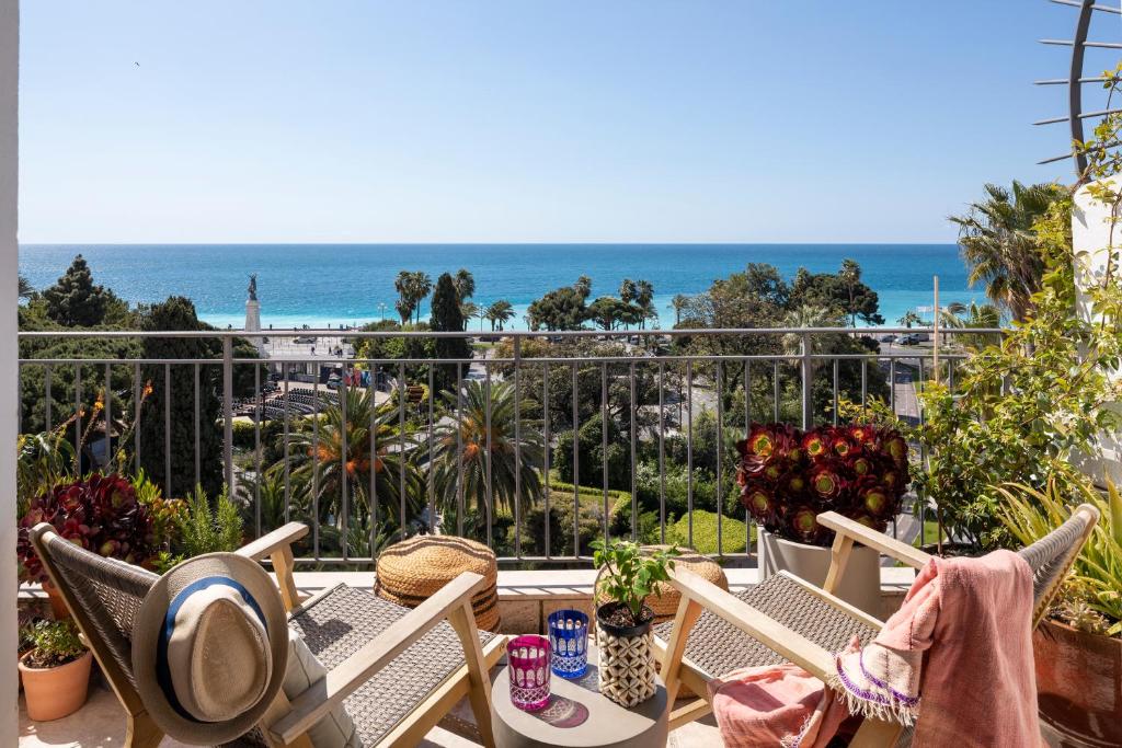 un balcon avec une table et des chaises et l'océan dans l'établissement Unique sea view apartment, center, 100m2, à Nice